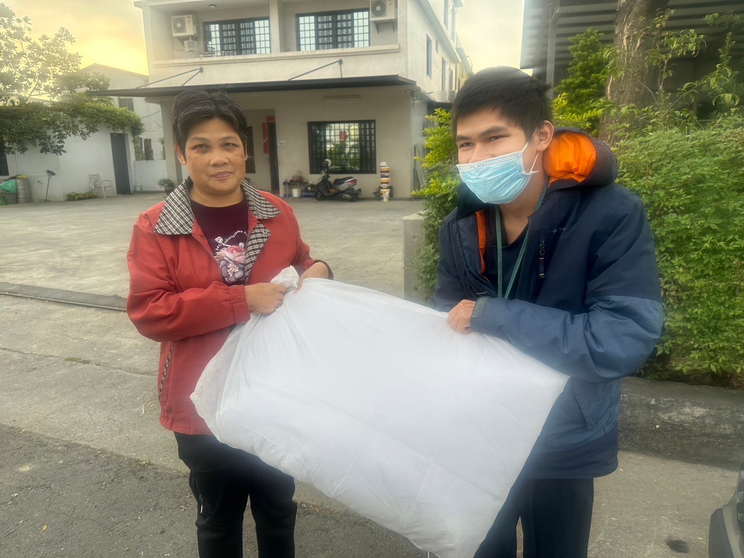 分享文章寒冷冬天來送暖~ 感謝九如鄉公所捐贈20套棉被幫助我們身心障礙孩子度過今年寒冬，冬天很冷，但有了您們的 […]