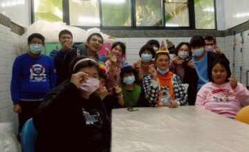 里港小作慶生會，笑聲與舞步一起到來！ 🎉 11/28是據點溫馨又熱鬧的慶生會，服務對象們從早上開始就充滿期待， […]