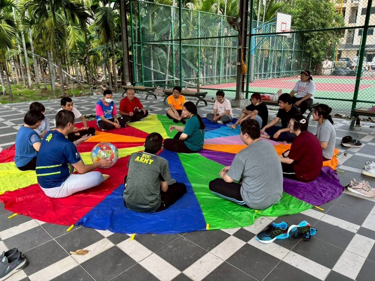 分享文章【🌞 鐵店公園驚喜：五彩氣球傘下的歡笑聲 🌈】 天氣晴朗的午後，我們帶著服務對象來到充滿綠意的鐵店公園 [&hellip;]